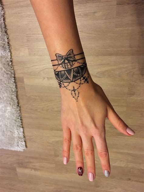 handgelenk tattoo frau